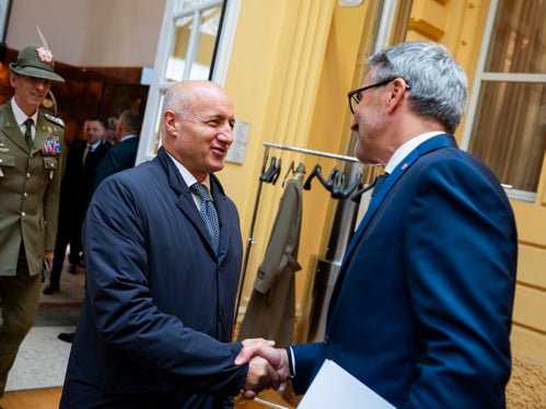 Ministerialrat Fabio Mattei (links) kam zur Unterzeichnung nach Bozen. Landeshauptmann Arno Kompatscher begrüßte ihn im Palais Widmann.  (Foto: LPA/Fabio Brucculeri)