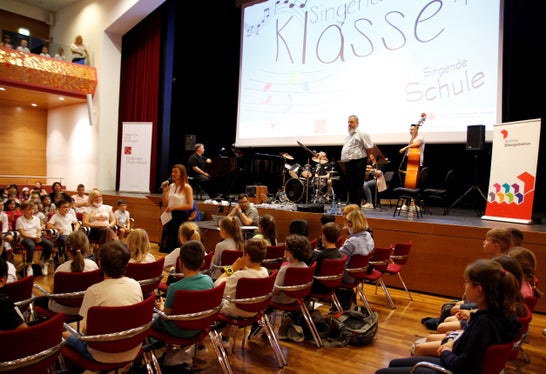 Landesschuldirektorin Sigrun Falkensteiner freute sich über die zahlreichen musikbegeisterten Schülerinnen und Schüler. (Foto: LPA/Verena Hilber)