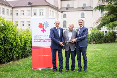 Treffen in Innsbruck: Die Landeshauptleute Anton Mattle (Tirol, links) und Arno Kompatscher (Südtirol, rechts) mit dem Stifter, dem Tiroler Landeshauptmann a. D. Wendelin Weingartner und dem Preis, einer Skulptur des Künstlers Lois Anvidalfarei. (Foto: Journalismusfest/Alena Klinger)