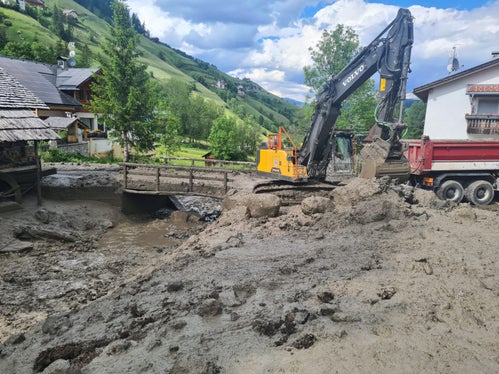 Gran lavoro per gli operai per rimuovere la massa fangosa nella zona di Campill. (Foto: ASP/Ufficio Geologia e prove materiali della Provincia)