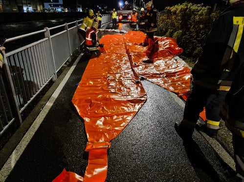 Auf dem Radweg am rechten Eisackufer zwischen Bozen und Kardaun wurde ein Schlauchdammsystem ausgelegt. (Foto: LPA/Landesfeuerwehrverband Bezirk Bozen)