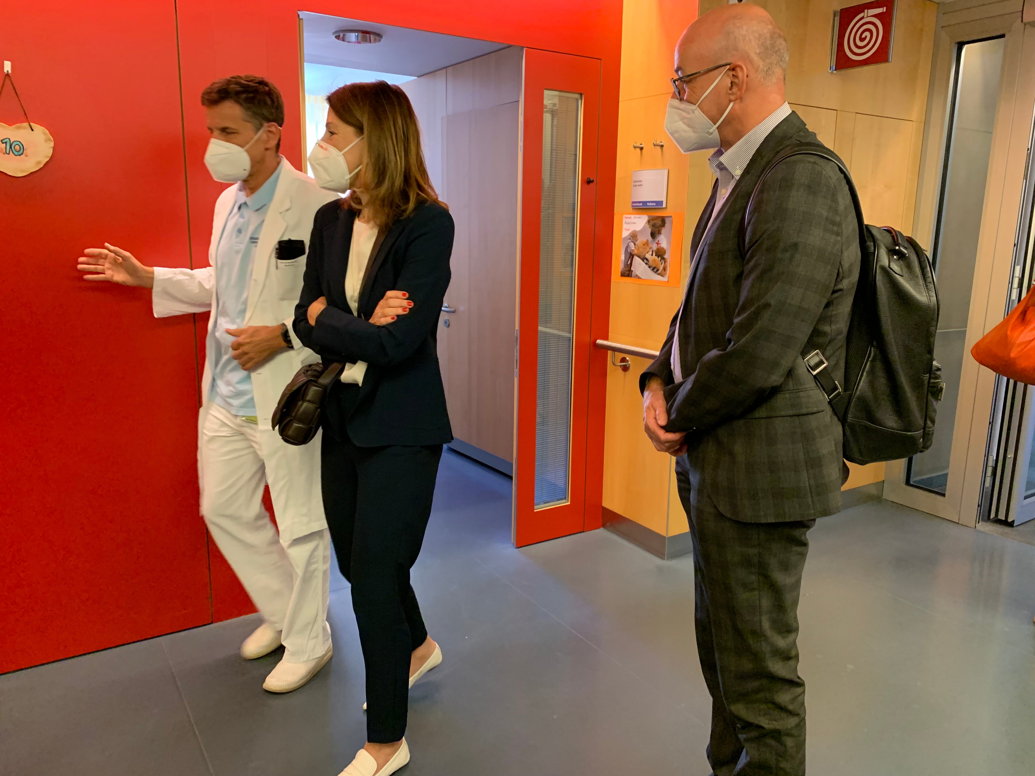 Führung durch die Abteilung Pädiatrie am Krankenhaus Brixen nach dem Treffen: (v.l.): Primar Markus Markart, die Tiroler Gesundheitslandesrätin Leja, Direktor des Landesressorts für Gesundheit Günther Burger. (Foto: LPA/Silvia Obwexer)