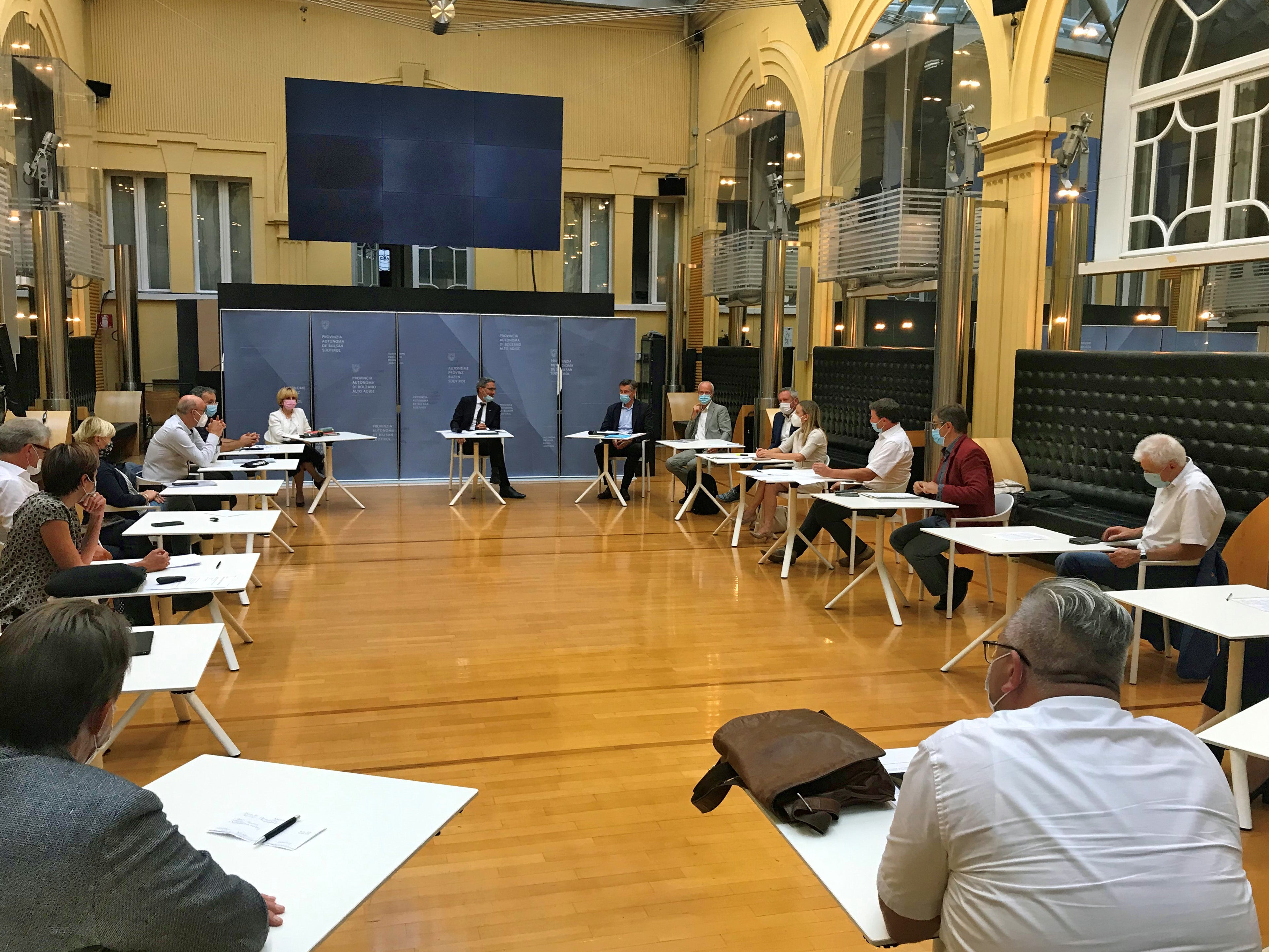 Landeshauptmann Kompatscher, die Landesräte Deeg und Widmann beim Treffen mit den Präsidenten der Bezirksgemeinschaften und Vertretern des Südtiroler Sanitätsbetriebes zum Thema Pflege und Pflegeberufe. (Foto: LPA)