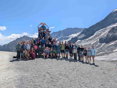 Nella zona di alta montagna del ghiacciaio dello Stubai: foto di gruppo dei giovani sportivi provenienti dal Tirolo, dall’Alto Adige e dal Trentino (Foto: Euregio)