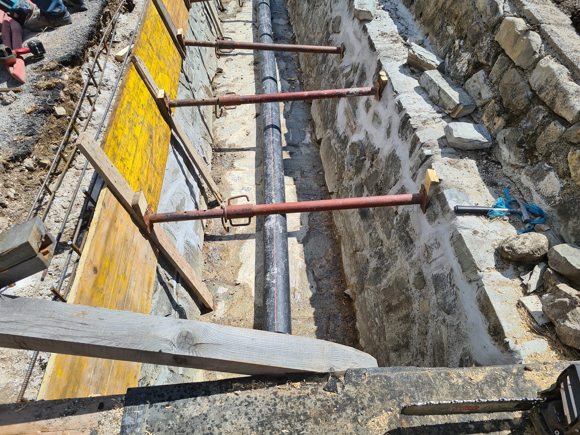 Dall'inizio del mese di marzo la squadra del capo cantiere Sigisfredo Moling si è occupata del ripristino della cunetta esistente lungo il tratto inferiore del rio Masarei (Foto: ASP/Ufficio provinciale Bacini montani Est)