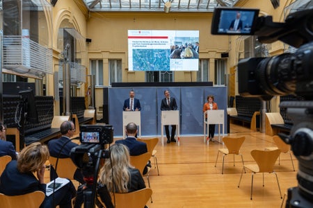 Landesrat Alfreider (am Podium l.) erkläuterte in der Pressekonferenz zusammen mit Landeshauptmann Arno Kompatscher (Mitte) und Landesrätin Rosmarie Pamer (r.) verschiedene Beschlüsse aus der Sitzung der Landesregierung. (Foto: LPA/Fabio Brucculeri)