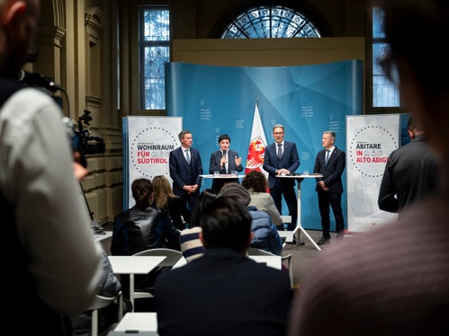 Bei der Pressekonferenz im Palais Widmann wurde heue die Wohnreform 2025 im Detail vorgestellt. (Foto: LPA/Fabio Brucculeri)