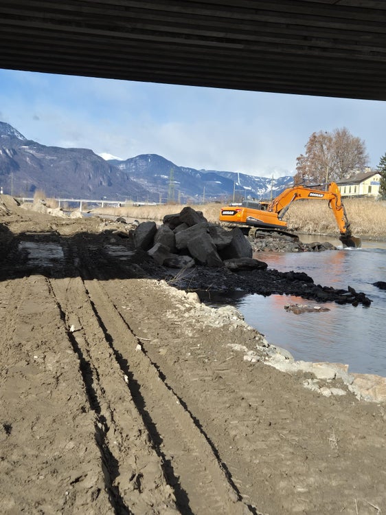 Die Wildbachverbauung verlagert am rechten Etschufer oberhalb der Sigmundskroner Brücke in Bozen eine große Ablagerung von Flins und Steinen. (Foto: LPA/Amt für Wildbach- und Lawinenverbauung Süd in der Agentur für Bevölkerungsschutz)