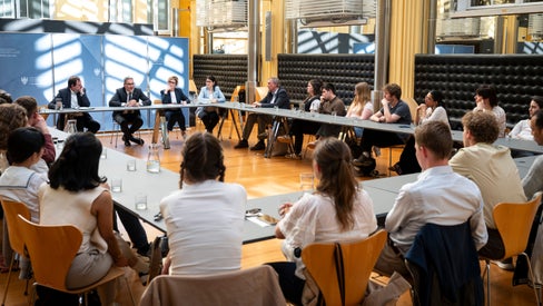 I borsisti e le borsiste della Fondazione Konrad Adenauer di Berlino hanno incontrato il presidente della Provincia Arno Kompatscher a Palazzo Widmann nell’ambito di un seminario di approfondimento sullo sviluppo della democrazia. (Foto: USP/Fabio Brucculeri)