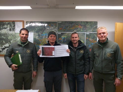 Pilotprojekt in den Demanialwäldern: (v.l.) Manfred Obexer (Forststation Villnöss), Werner Noggler (Techniker, Amt für Forstplanung), Andreas Agreiter (Direktor der Landesforstdomäne), Andreas Munter (Kommandant der Forststation Villnöss). (Foto: LPA/Abteilung Forstwirtschaft)