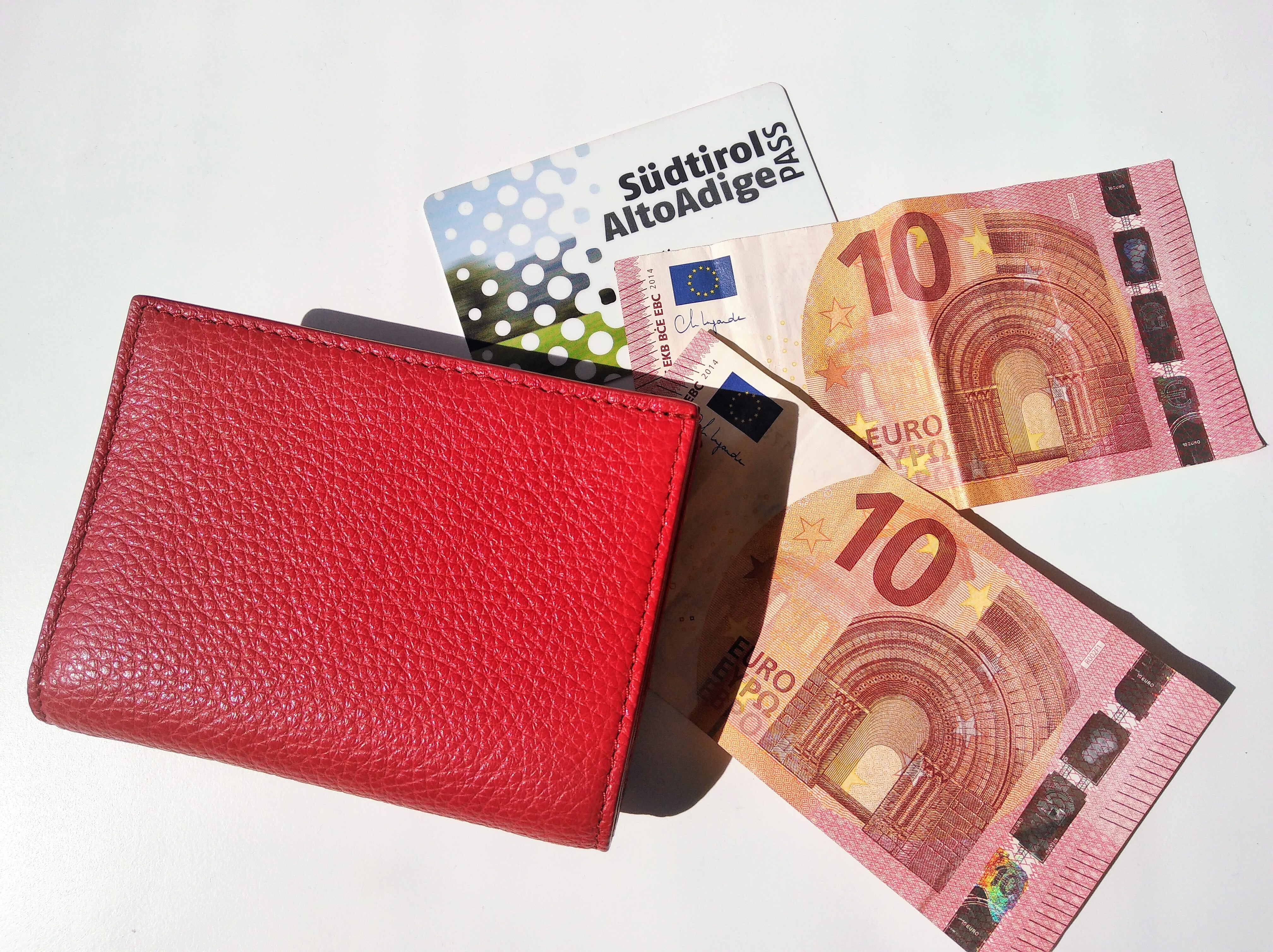 Sul portale südtirolmobil è possibile richiedere gratuitamente l'Alto Adige Pass. La tassa di 20 euro per l'emissione della tessera è stata abolita. (Foto: ASP/Angelika Schrott)