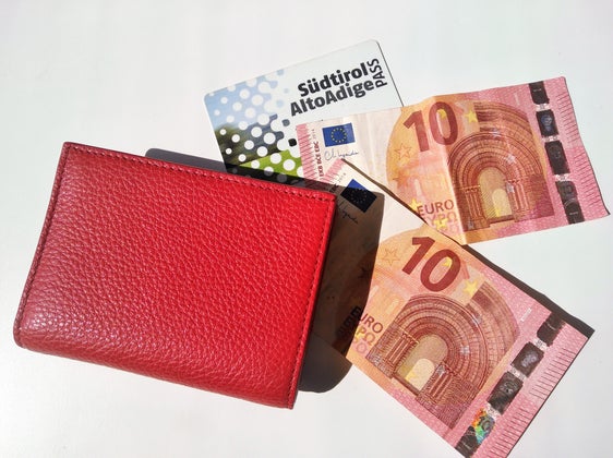 Sul portale südtirolmobil è possibile richiedere gratuitamente l'Alto Adige Pass. La tassa di 20 euro per l'emissione della tessera è stata abolita. (Foto: ASP/Angelika Schrott)