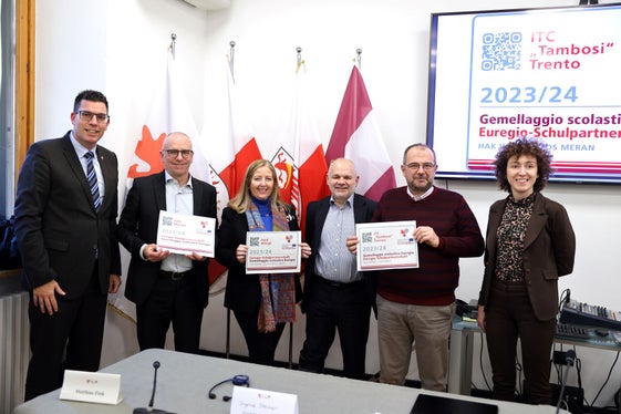 Euregio-Dienstag zu Schulpartnerschaft: (v.l.) Matthias Fink vom Generalsekretariat der Euregio, FOS-Direktor Markus Dapunt, Direktorin Sigrid Steiner, Roberto Ceccato, Direktor Andrea Bezzi und Elisa Bertò vom Generalsekretariat der Euregio (Foto: Presseamt Trentino)