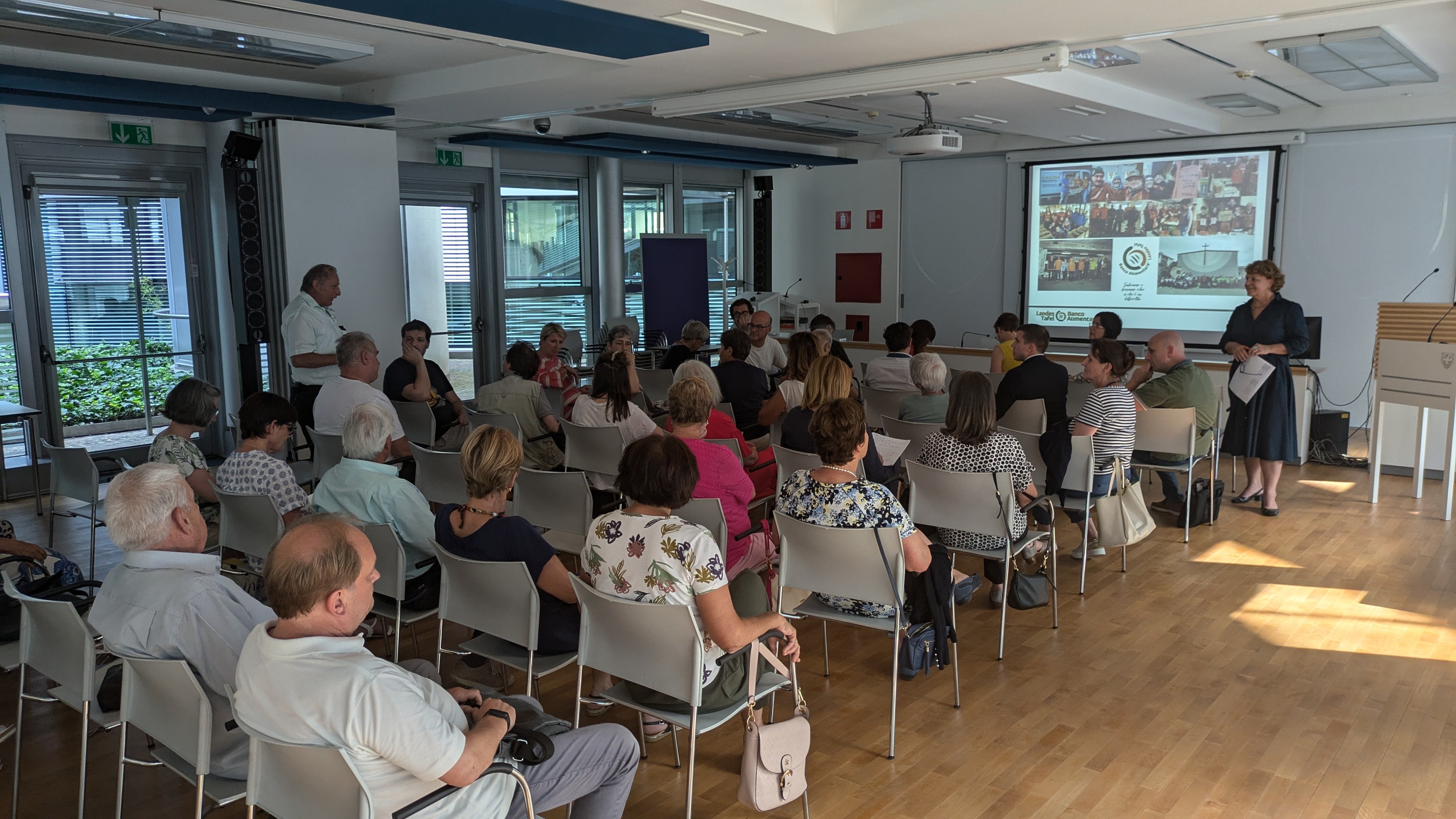 Recentemente la vicepresidente della Provincia Pamer (in piedi, davanti alla platea) ha incontrato i rappresentanti del Banco alimentare (Foto: ASP/Hannes Wisthaler)