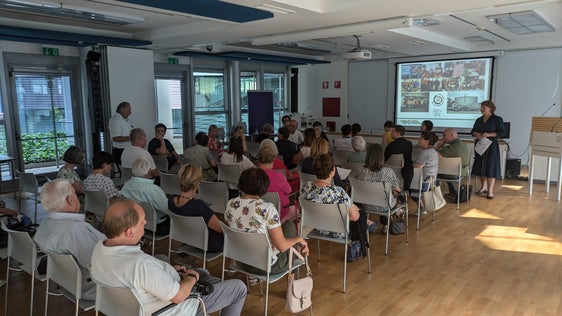Recentemente la vicepresidente della Provincia Pamer (in piedi, davanti alla platea) ha incontrato i rappresentanti del Banco alimentare (Foto: ASP/Hannes Wisthaler)