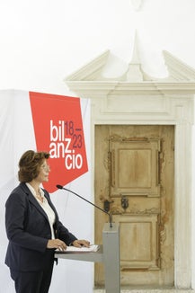 Nel corso della conferenza stampa di fine legislatura, l'assessora Hochgruber Kuenzer ha posto l'accento sul tema della tutela del paesaggio. La nostra qualità di vita dipende, in larga misura, dalla preservazione del paesaggio e della natura. Proteggerli e mantenerli è molto importante. (Foto: ASP/Tiberio Sorvillo)