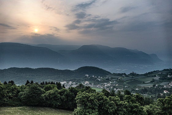 Immagine del mese di giugno 2025, il secondo giugno più caldo dall'inizio delle misurazioni. Vista da Prissiano verso la Valle dell'Adige (Foto: USP/Martin Geier)