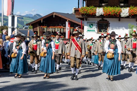 Il ricevimento tradizionale tirolese sulla piazza della chiesa di Alpbach, con la banda musicale, gli Schützen di Alpbach e le associazioni tradizionali. (Foto: Land Tirol/Seldak)