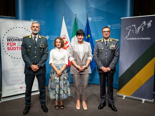 Der Kommandant der Finanzpolizei in Südtirol Giuseppe Dinoi, die Direktorin der Agentur für Wohnbauaufsicht Elisa Guerra, Wohnbaulandesrätin Ulli Mair und der Regionalkommandant der Finanzpolizei Gavino Putzu zeigten sich mit dem geschlossenen Abkommen zufrieden. (Foto: LPA/Fabio Brucculeri)