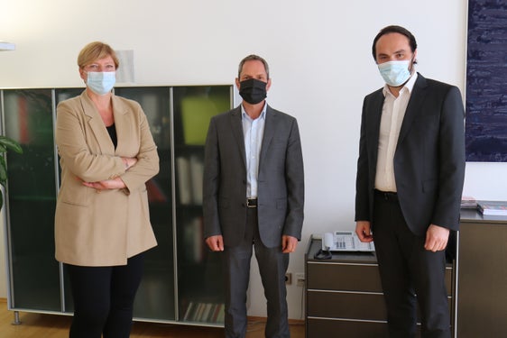 Landesrat Achammer hat den neuen Amtsdirektor Anton Leitner empfangen, mit im Bild die Direktorin der Abteilung Wirtschaft, Manuela Defant. (Foto: LPA/Peter Natter)