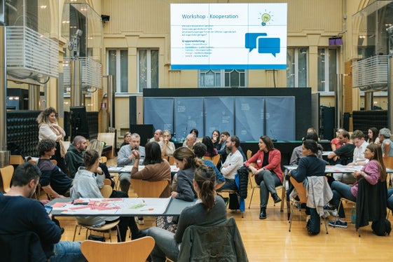 In der Arbeit mit jungen Menschen gemeinsam Verantwortung übernehmen: Unter diesem Motto trafen sich am gestrigen Donnerstag (27. Oktober) im Landhaus 1 in Bozen Gemeindejugendreferentinnen und -referenten mit den Mitarbeitenden der Offenen Jugendarbeit. (Foto: LPA/Philip Unterholzner)