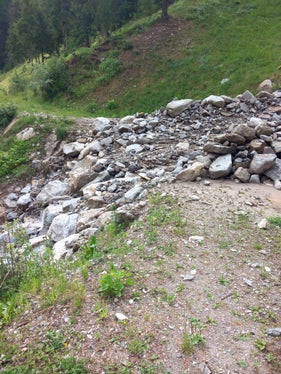 Geschiebematerial des Schiangrabens in Hintermartell nach Starkregen; die Wildbachverbauung hat unmittelbar mit den Aufräumarbeiten begonnen. (Foto: LPA/Amt für Wildbach- und Lawinenverbauung West in der Agentur für Bevölkerungsschutz)