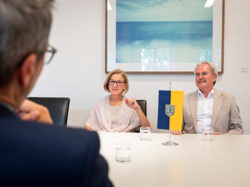 Landeshauptmann Arno Kompatscher (von links), die niederösterreichische Landeshauptfrau Johanna Mikl-Leitner und der Präsident des niederösterreichischen Landtags, Karl Wilfing, unterstrichen im Gespräch die Bedeutung starker Regionen in Europa. (Foto: LPA/Fabio Brucculeri)