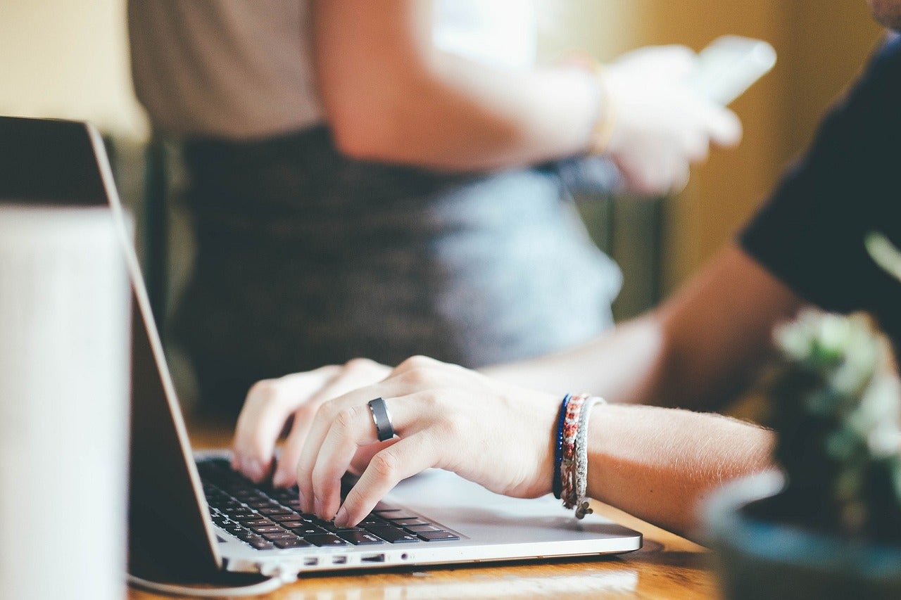Studenti e studentesse che frequentano scuole superiori o corsi di formazione professionale a tempo pieno fuori dall'Alto Adige possono richiedere una borsa di studio. Domande entro l'11 settembre (Foto: Pixabay/utilizzabile solo per la pubblicazione di questo comunicato)