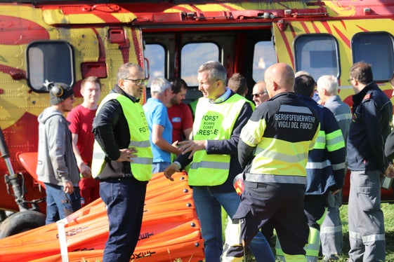Beim Test des Hubschraubers Super Puma (von links): der Direktor des Landesamtes für Forstplanung Marco Pietrogiovanna, Landesrat Luis Walcher, Berufsfeuerwehroffizier Martin Gasser (Foto: LPA/Maja Clara)