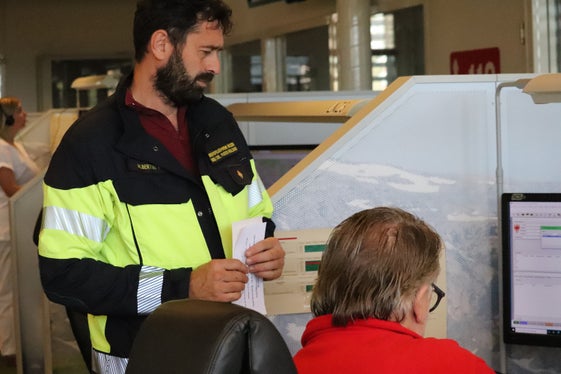 Ein Berufsfeuerwehrmann übergibt einem Disponenten der Landesnotrufzentrale das Passwort, dieser löst nach Eingabe dieses Passworts den Zivilschutzalarm am Computer aus. (Foto: LPA/Maja Clara)