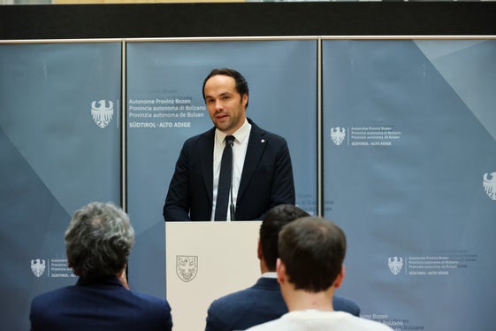 Ziel dieser Sondermaßnahme ist es, den Zugang zu Liquidität zu erleichtern und nachhaltige Investitionen zu fördern, die die Wettbewerbsfähigkeit der Südtiroler Unternehmen und Unternehmerinnen stärken, betonte Landesrat Philipp Achammer. (Foto: LPA/Clara Masiero)