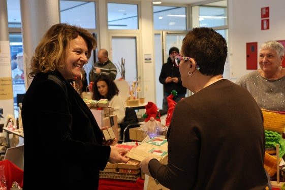 Soziallandesrätin Rosmarie Pamer hat am ersten Ausstellungstag den solidarischen Weihnachtsmarkt im Landhaus 12 besichtigt. (Foto: LPA/Ressort Sozialer Zusammenhalt, Familie, Senioren, Genossenschaften und Ehrenamt/Katharina Fleischmann)