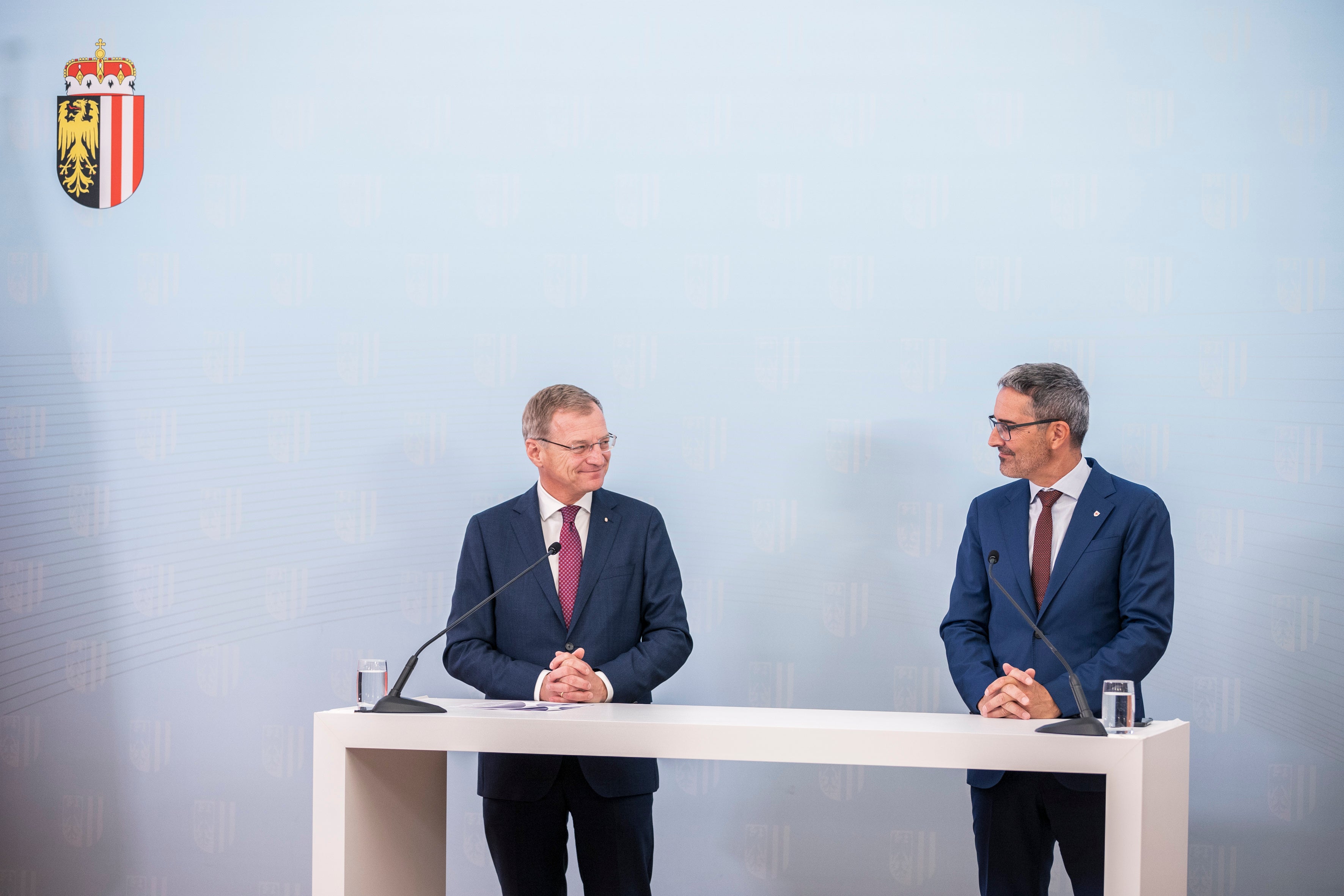 Die Landeshauptleute Stelzer (l.) und Kompatscher in Linz: Großes Interesse an intensivem Austausch auf politischer Ebene, aber auch von Fachkräften sowie Schülern und Jugendlichen. (Foto: Land OÖ/Max Mayrhofer)