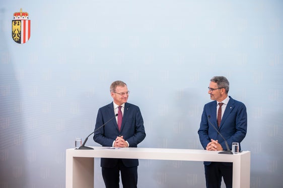 Die Landeshauptleute Stelzer (l.) und Kompatscher in Linz: Großes Interesse an intensivem Austausch auf politischer Ebene, aber auch von Fachkräften sowie Schülern und Jugendlichen. (Foto: Land OÖ/Max Mayrhofer)
