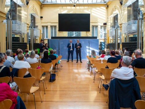 Durante le quattro cerimonie, il presidente della Provincia, Arno Kompatscher, e il direttore generale, Alexander Steiner, hanno salutato i dipendenti provinciali in pensione e li hanno ringraziati per il loro impegno e la loro professionalità (Foto: ASP/Greta Stuefer) 