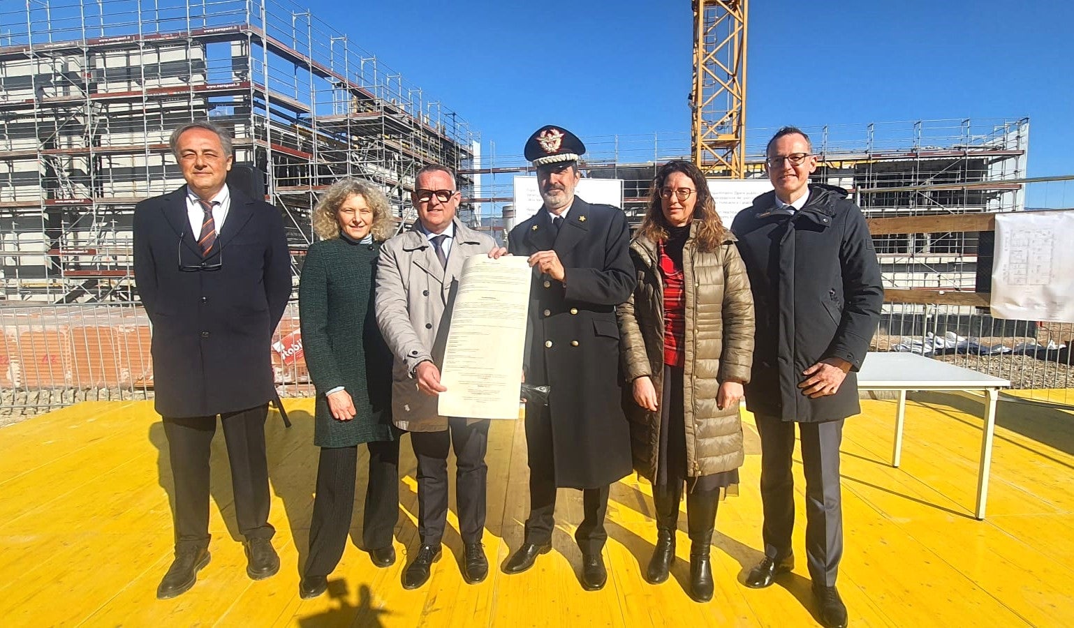 Der Regionaldirektor der staatlichen Liegenschafts-Agentur Marcello Bosica, die stellvertretende Vizepräfektin Margherita Toth, Landesrat Christian Bianchi, der Kommandant der Carabinieri-Legion Trentino-Südtirol, Brigadegeneral Stefano Paolucci, die Vize-Generalsekretärin des Landes Marion Markart sowie der Bürgermeister der gemeinde Eppan Lorenz Ebner. (Foto: LPA/Thomas Laconi)