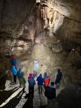 Zur Conturines-Höhle, in der einst pflanzenfressende Bären gewohnt haben, führt eine Wanderung, die das Naturparkhaus im Naturpark Fanes-Sennes-Prags anbietet. (Foto: LPA/Landesamt für Natur/Kurt Walde)