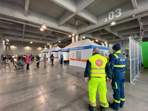 Viele haupt- und ehrenamtlichen Helfer (im Bild in der Messe Bozen) machten die Aktion durch ihren Einsatz möglich. (Foto: Weißes Kreuz)