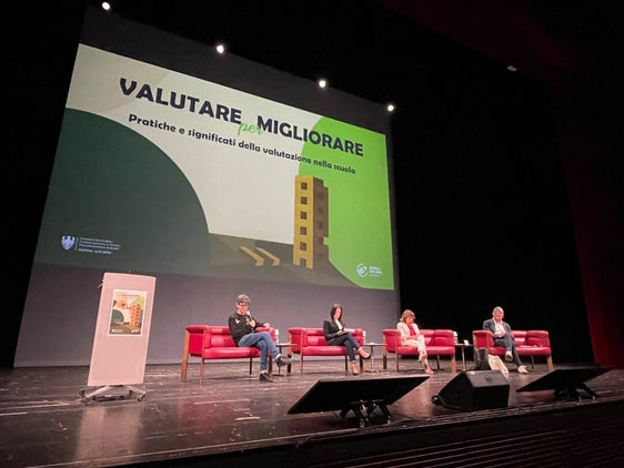 Machen sich für neue Formen der Bewertung stark (von links):  Federico Marchetti, Emanuela Scicchitano, Sandra Scicolone und Federico Batini. (Foto: LPA/Italienische Bildungsdirektion)