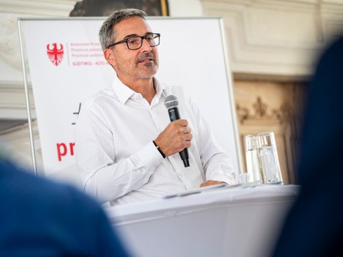 Il presidente della Provincia Arno Kompatscher ha sottolineato, durante la conferenza stampa a metà mandato (#primotempo), che per lui il successo economico e la responsabilità sociale sono indissolubilmente legati. Solo una Provincia economicamente forte può permettersi, nel lungo periodo, misure di sostegno sociale e investimenti nella coesione e nella democrazia. (Foto: USP/Fabio Brucculeri)