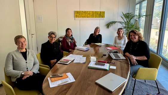 Amtsdirektorin Verena Moser (von links), Gleichstellungsrätin Brigitte Hofer, Andrea Birrer (People First), Silvia Clignon (Lebenshilfe Südtirol), Ute Gebert (Amt für Menschen mit Behinderungen) und Landesrätin Rosmarie Pamer sprachen über das Thema Schutz und Prävention von Gewalt an Menschen mit Behinderungen. (Foto: LPA/Katharina Fleischmann)