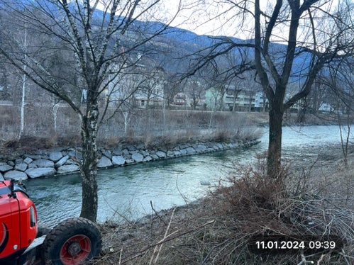 Uferpflegarbeiten stehen nach einem internen Pflegeplan der Agentur für Bevölkerungsschutz regelmäßig auf dem Programm, wie hier derzeit am Eisack in Brixen. (Foto: LPA/Landesamt für Wildbach- und Lawinenverbauung Nord)