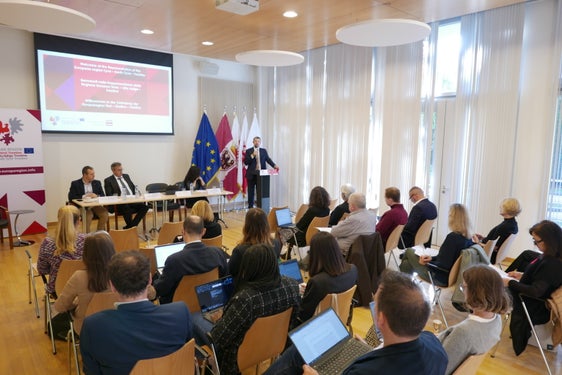 "L'insegnamento di una lingua minoritaria fin dall'età prescolare è importante per la sua sopravvivenza", ha sottolineato l'assessore Daniel Alfreider durante la conferenza presso la sede dell'Euregio a Bruxelles. (Foto: USP/Ingo Dejaco)