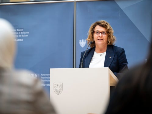 Soziallandesrätin Rosmarie Pamer unterstreicht: Unsere Aufgabe als Politik ist es, Rahmenbedingungen zu schaffen, damit Integration gelingt. In der Schule, am Arbeitsplatz, in der Nachbarschaft. Denn Integration ist keine Einbahnstraße: Sie gelingt dort, wo man sich gegenseitig begegnet, wo Respekt, Sprache und Teilhabe wachsen können. (Foto: LPA/Fabio Brucculeri)