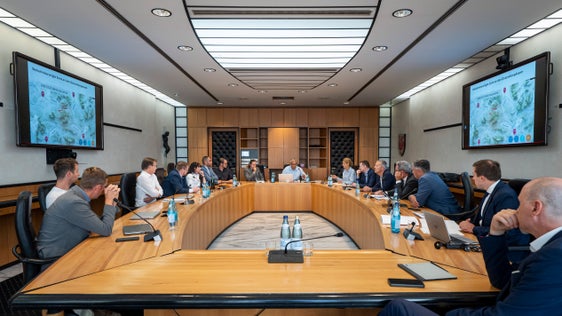 Te sala dla Jonta provinziela se àl abinà i reprejentanc di Chemuns nteressei, dla grupa de lëur y dla Provinzia: da man ciancia, l head of product de IDM Südtirol Kurt Sagmeister, Demas Leonardi dla LTS, l cunsulënt dla grupa de lëur Helmuth Moroder, l ambolt dl Chemun de Sëlva Tobias Nocker, l'assessëura cumenela de Corvara Silvia Kostner, l ambolt de Corvara Roman Crazzolara, l diretëur dla Sozietà Cuoperativa Turistica Alta Badia Max Nagler, l assessëur cumenel de Sëlva Ernest Cuccarollo, l diretëur dl Zënter de Mubltà Gherdëina Dolomites Martin Resch, la secretera particulera dl presidënt dla Jonta provinziela Cecilia Miribung, l diretëur dl Departimënt Repartizion scunanza dl ambient, dla natura y dl tlima, energia, svilup dl raion y sport Alexander Gruber, l assessëur provinziel Peter Brunner, l presidënt dla Jonta provinziela Arno Kompatscher, l assessëur provinziel per la mubltà Daniel Alfreider, l nciarià speziel per la planificazion provinziela dla viabltà y di flusc de mubltà Michael Andergassen y l nciarià speziel per la sustenibltà Klaus Egger. (Foto: USP/ Fabio Brucculeri) 