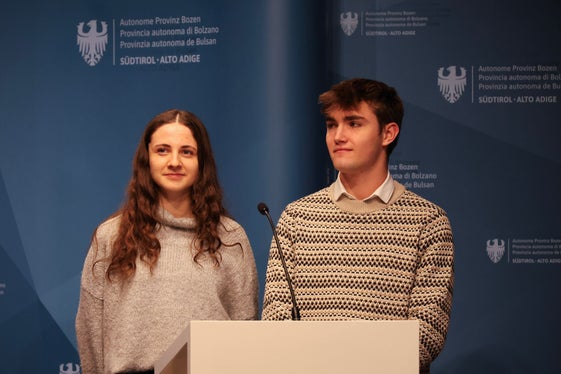 Anna Maria Gamper e Justin Lang accolgono con favore l'introduzione del Bilancio giovani nel loro Comune, Lagundo, e invitano i giovani a presentare le loro idee online. (Foto: USP/Clara Masiero)