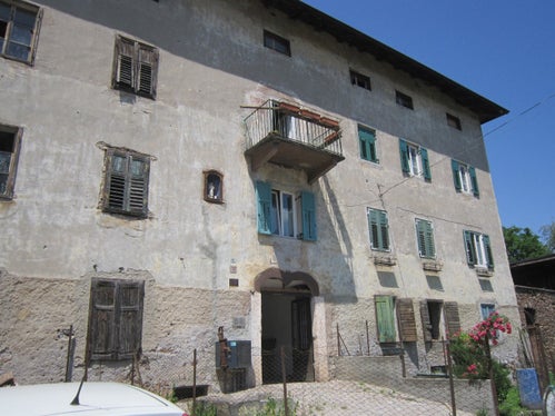 L'edificio di tre piani con finestre disposte su assi regolari e tetto a quattro falde della dogana di Bronzolo è stato costruito alla fine del XVIII secolo (Foto: ASP/Soprintendenza provinciale ai beni culturali)