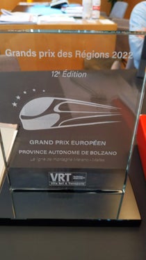 Dem Land Südtirol wurde der Grands Prix des Régions in der Kategorie Europa für die Vinschger Bahn und deren Elektrifizierung verliehen. (Foto: LPA)