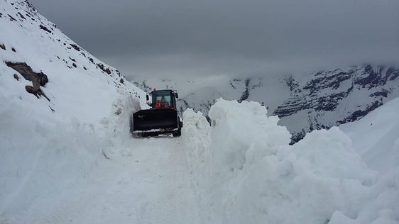 Beispiel Stilferjoch-Straße im Vinschgau: Der Straßendienst war bis in den Sommer hinein mit Schneeräumung beschäftigt. (Foto: LPA/Hubert Pfeifer)
