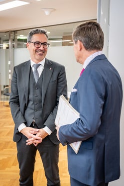 Der Landeshauptmann betonte, dass die Brennerachse eine zentrale Verkehrsverbindung für Südtirol und den gesamten Alpenraum sei. Gemeinsam müssen wir europäische Lösungen entwickeln, die den Güterverkehr effizient lenken, die Umwelt schützen und die Lebensqualität der Anrainer erhalten, so Kompatscher im Gespräch mit Bundesminister Hanke.(Foto: Bundesministerium Innovation, Mobilität und Infrastruktur Wien/Tobias Holzer)